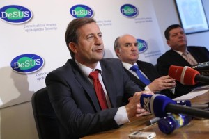 Erjavec: Dnevnikova kozerija o prepovedi delovanja DeSUS je napad na stranko