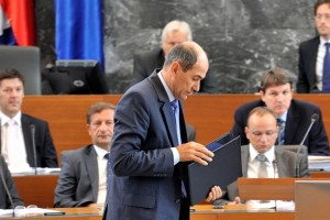 Janša je še vedno pripravljen vezati zaupnico na fiskalno pravilo