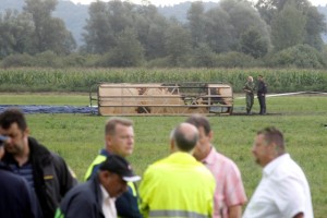 Okoli 400 ljudi na maši za ponesrečene v nesreči balona