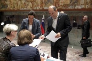 Ustavni sodniki o Janševem poslanskem mandatu ponovno čez teden dni