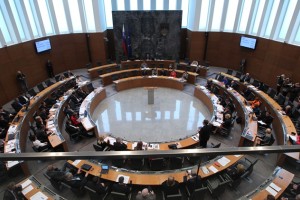 »Gre za grob poseg v parlamentarno demokracijo ali celo njen konec«