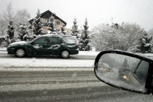 Sneg in dež že povzročata zgago na cestah