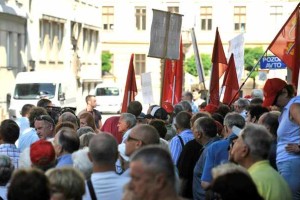 Upokojenci: Ko so menedžerji kradli, smo v pokojninsko blagajno prispevali milijardo
