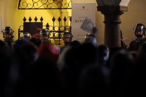 Na protestu proti Kanglerju poškodovana dva policista