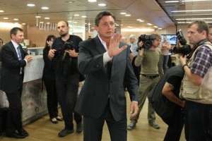 Anketa: Pahor pada, vlada ne bo dobila zaupnice