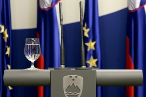 Vlada išče direktorja Ukoma in urada za varovanje tajnih podatkov