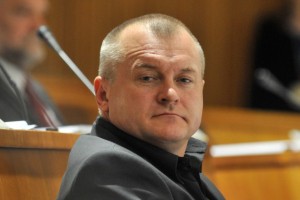 Nič ne bo z alternativo, Kangler mora v zapor