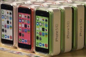 Ob polnoči na Prešernovem trgu v vrsti za Iphone