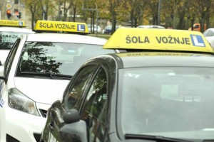 Omerzel bo zaradi primera avtošol uvedel nadzor na agenciji