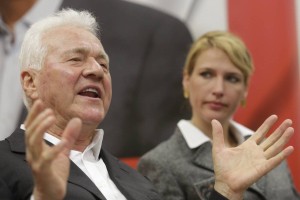 Avstrijski milijarder Stronach se odpoveduje poslanskemu sedežu