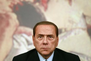 Berlusconi že ostal brez pasoša, grozi mu tudi odvzem naziva viteza