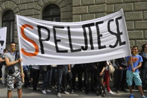 Protest pred vlado: Dijaki in študenti zahtevali ureditev subvencij za vozovnice