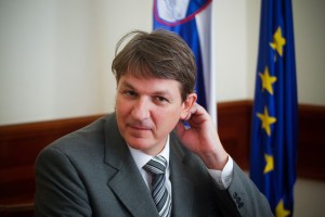 Šušteršič: Sindikati doslej pogajanja "odklonili z enim ali dvema stavkoma"