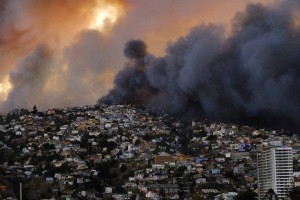 Ogromen požar v čilskem Valparaisu terjal številne žrtve in uničil že 1000 domov