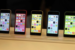 Apple predstavlja poceni iPhone z raznobarvnimi ohišji