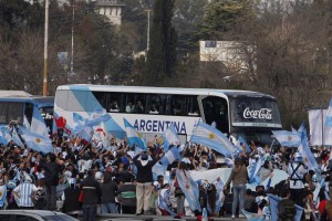 Tisoči navijačev pričakali gavče, Messi se je zahvalil soigralcem