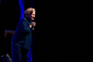 Protestnica v Hillary Clinton zalučala čevelj