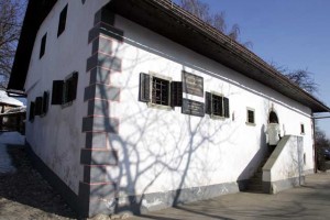 Sosed ustavil sanacijo Prešernove rojstne hiše