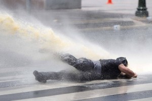 V Ankari policija z vodnimi topovi in solzilcem nad protestnike