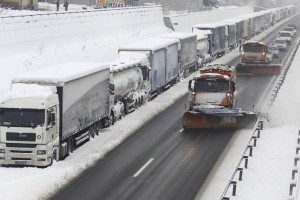 Obilno sneženje povzročilo številne težave