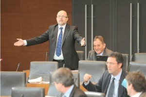 Jelinčiču zarubili 10.000 evrov, ker v DZ ni vrnil 113 knjig