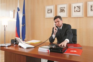 Pahor:  Nesposobneži v javni upravi "naj gredo domov"
