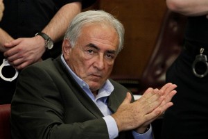 Strauss-Kahn naj bi se s hotelsko sobarico izvensodno poravnal