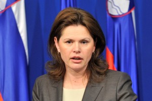 Bratuškova pristala na uveljavitev fiskalnega pravila z letom 2015