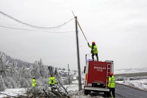 Zarad snega so tisoči ostali brez elektrike