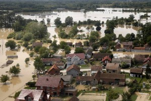 Humanitarna pomoč za žrtve poplav obtičala na meji