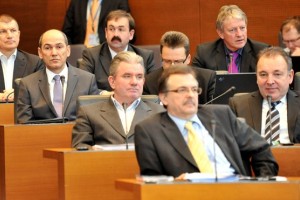 Poslanci SDS: Odstop Janše »mokra želja stricev iz ozadja«