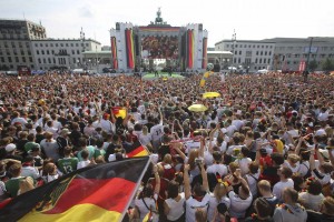 Navdušen sprejem nemških nogometnih junakov v Berlinu