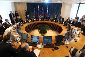 Magnetogrami vladnih sej so lahko prosto dostopne informacije javnega značaja