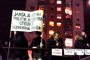 Protestniki Janšo pričakali s transparenti, Kanglerja pa z žaljivkami