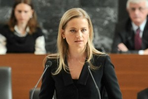 Katarina Kresal: Z zastrašujočo idejo o 60+ Janša poziva k obuditvi totalitarne družbe