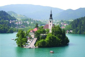 Žensko truplo v Blejskem jezeru