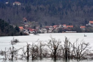 Gladina vode na Planinskem polju in Cerkniškem jezeru ne narašča več tako intenzivno