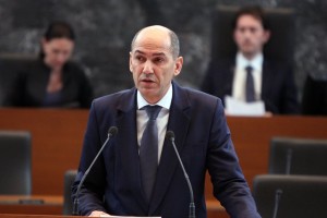 Janša v DZ: Samo z varčevanjem se ne bomo znebili krize