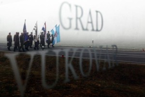 V črno oblečeni skrajneži kričali, da je treba Srbe pobiti in zaklati