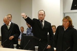 Zloglasni Breivik si je spremenil ime; kličite ga Fjotolf Hansen