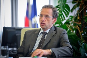Pogajanja s sindikati javnega sektorja bo vodil minister Turk