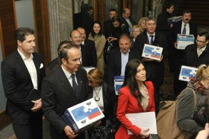 SDS vložila podpise za referendum o arhivski noveli