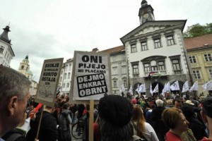 Sedem mesecev družbenokoristnega dela za enega od mariborskih protestnikov