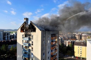 Hud požar v domžalski stolpnici; poškodovan policist