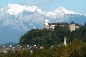 Zaradi dežja prireditev v Kamniku odpadla in mimoidočim so razdelili sto kilogramov kruha
