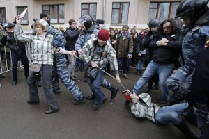 Na protestih pred sodiščem v Moskvi več kot sto aretiranih