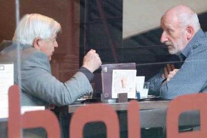 Gostilniška tihožitja s stricem: s kom Milan Kučan sestankuje po bifejih in gostilnah?