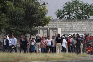 Mehiški protestniki zažgali regionalni sedež vladajoče stranke