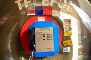 Neznanec z vdorom v računalniški sistem opravil za okoli 13.000 evrov telefonskih klicev