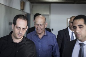 Nekdanji izraelski premier Olmert zapustil zapor